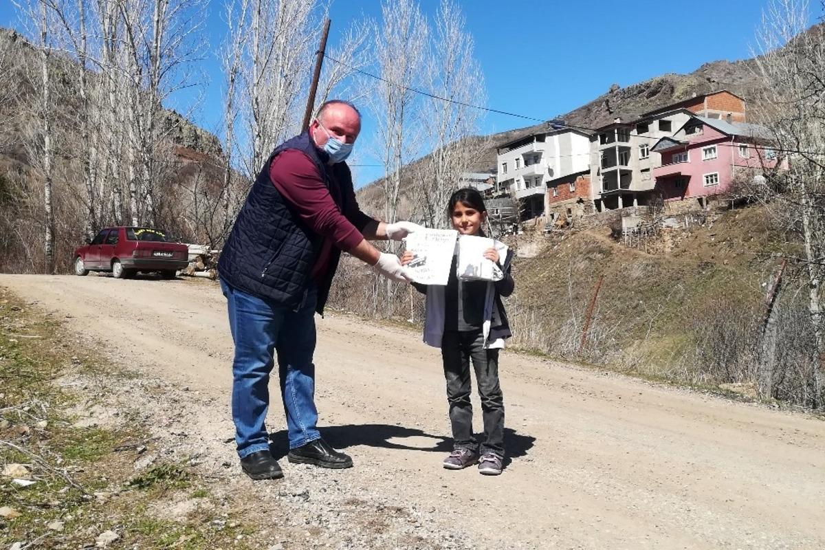 K&ouml;y okulu &ouml;ğretmenleri &ouml;ğrencilerini yalnız bırakmadı