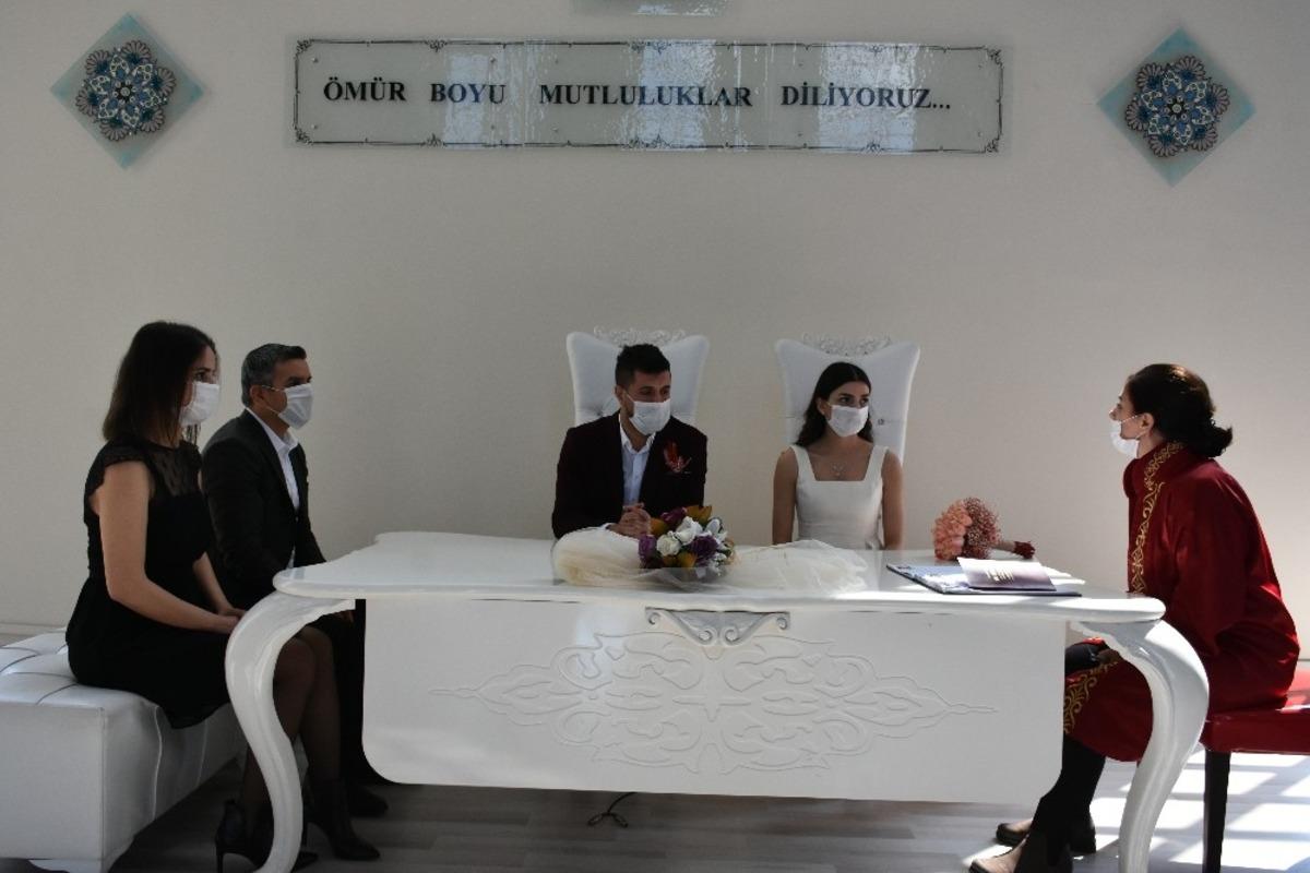 Korona vir&uuml;s tedbirleri alınarak nikah kıydılar