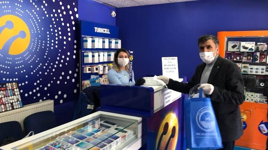 CHP &uuml;cretsiz maske dağıttı