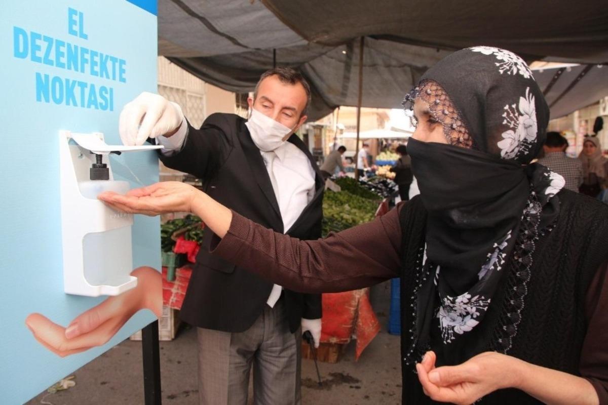 Akdeniz&rsquo;de pazar yerlerine el dezenfekte noktaları kuruldu