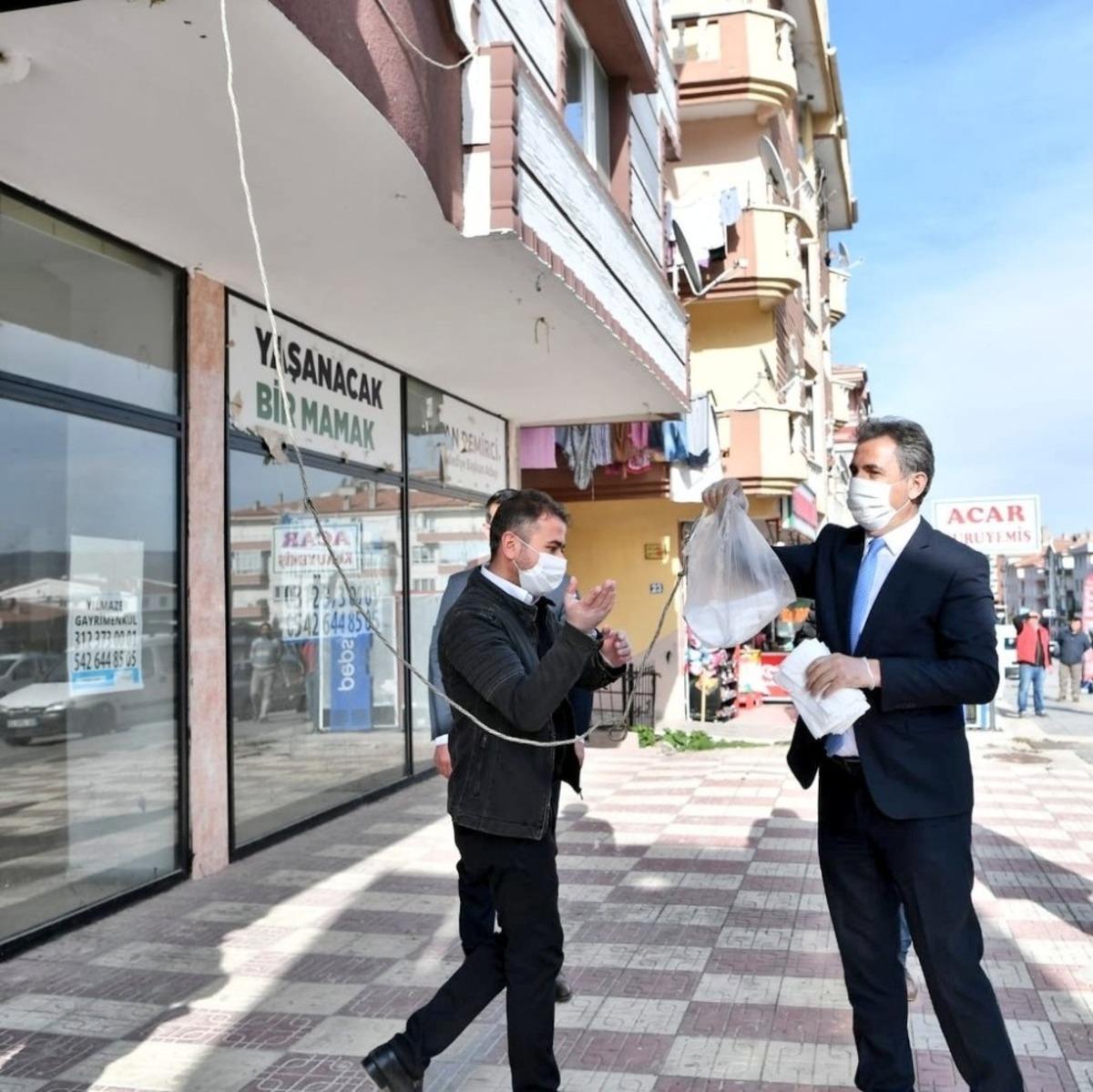 Başkan K&ouml;se esnafa ve vatandaşa maske dağıttı