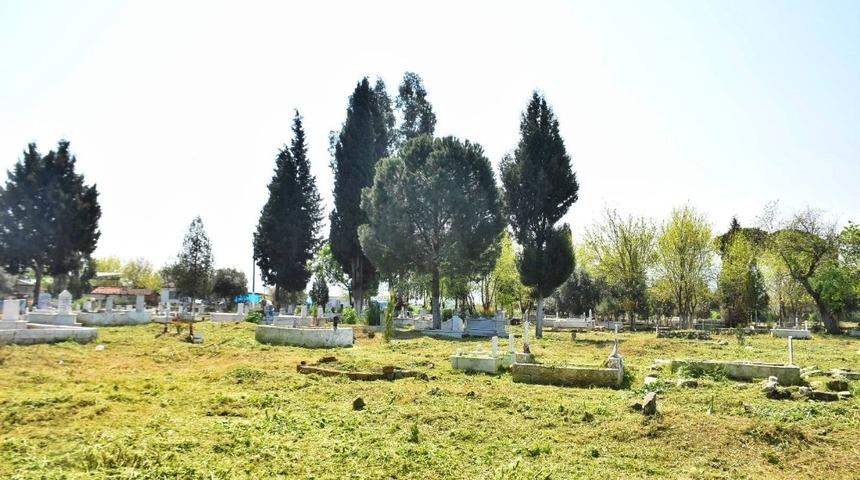 İncirliova&rsquo;da belediye mezarlıkları temizliyor