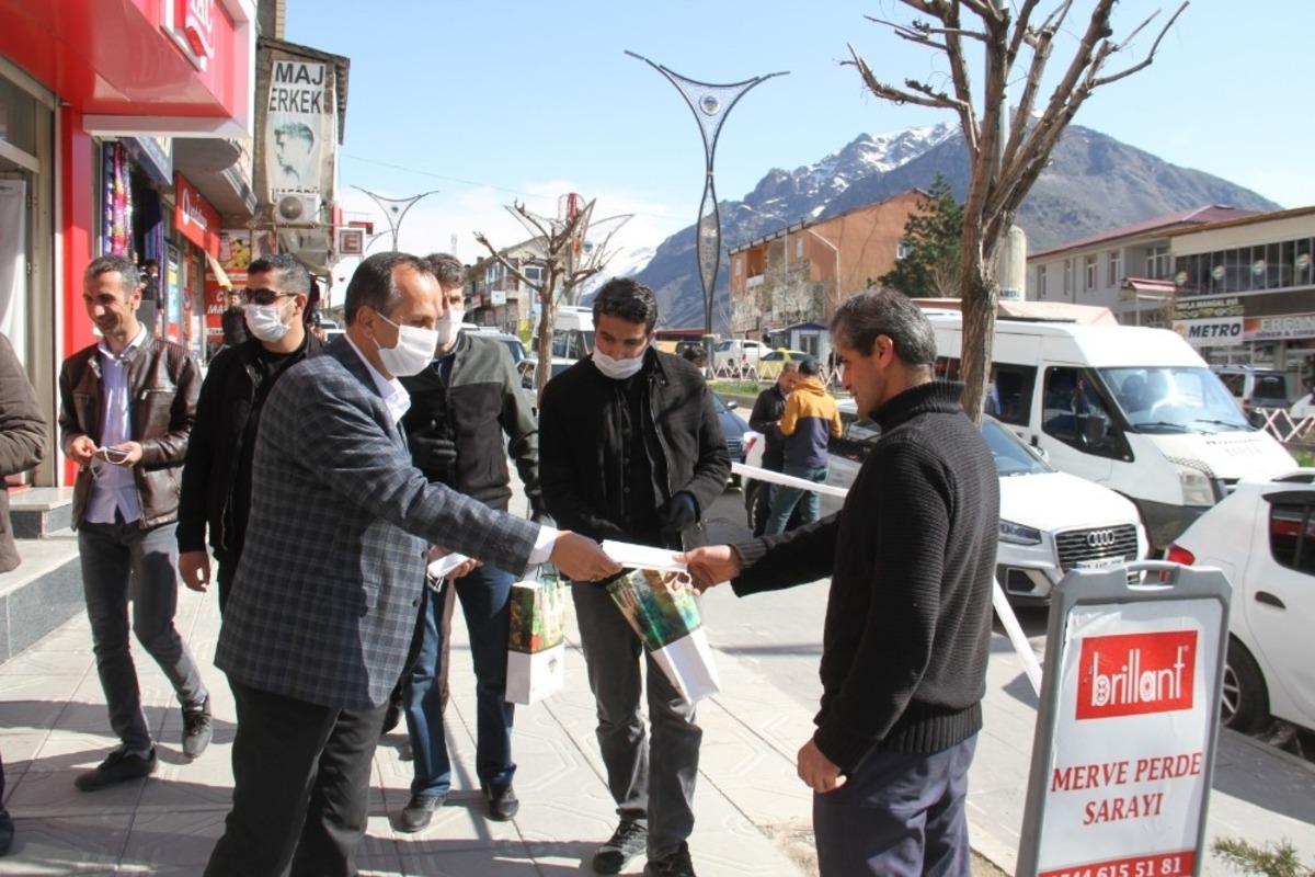 Belediye Başkanı Saklı&rsquo;dan &uuml;cretsiz maske dağıtımı