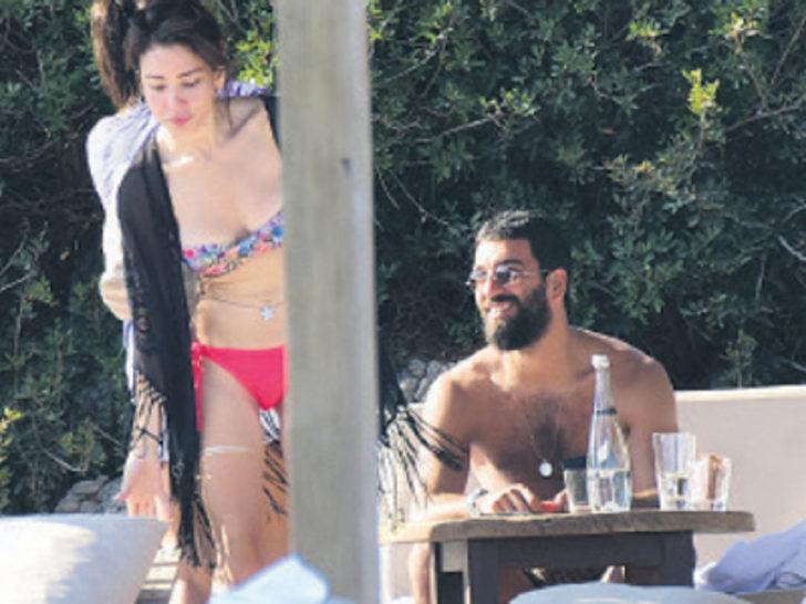 Mutlu ve neşeli çift G1