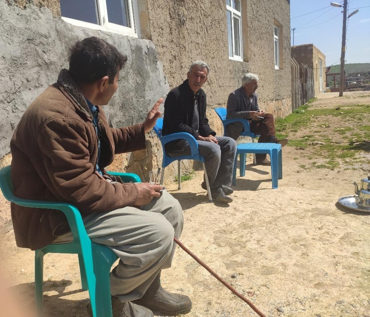 Sosyal mesafe kuralı ile sohbet ediyorlar