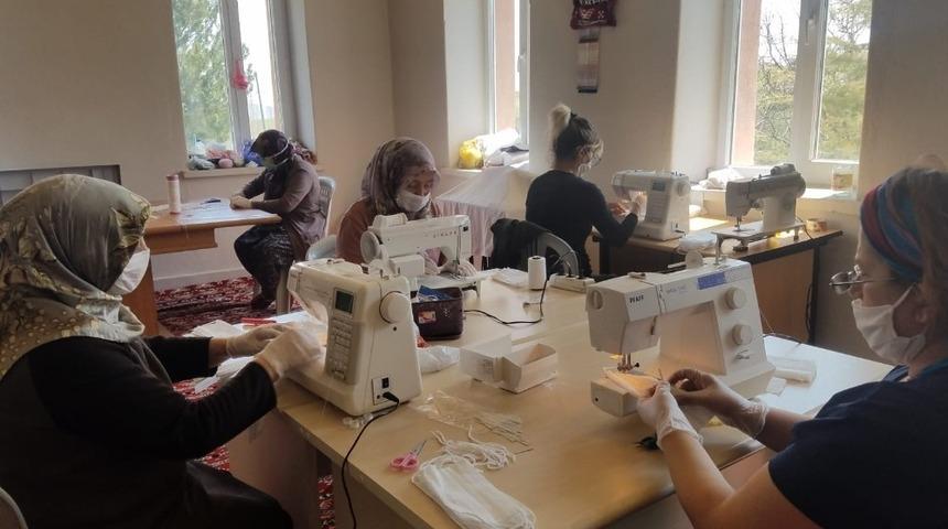 G&ouml;n&uuml;ll&uuml; kadınların &uuml;rettiği maskeler bedava dağıtılıyor