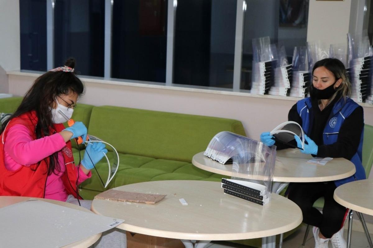 Gen&ccedil;lik Merkezinde siperli maske &uuml;retimi devam ediyor