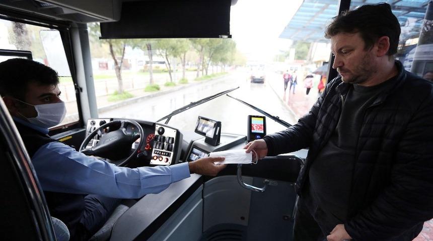 Otob&uuml;slerde vatandaşa maske dağıtılıyor