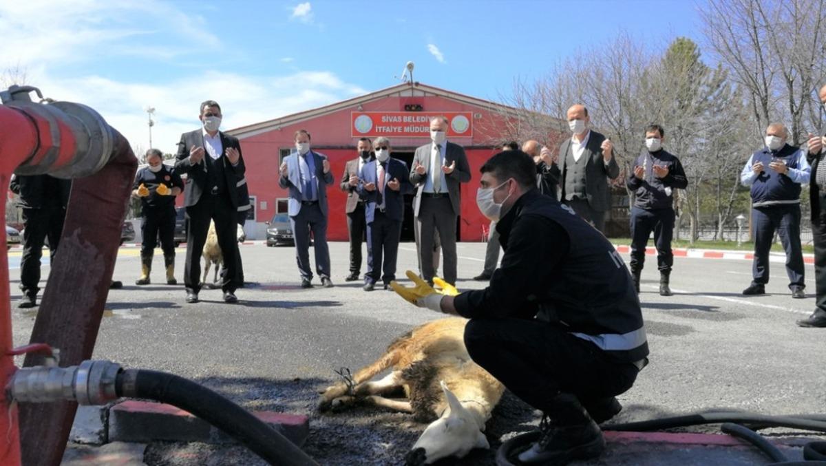 İtfaiye erleri korona vir&uuml;se karşı kurban kesip dua etti