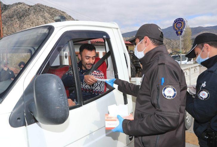 Amasya’da halka koruyucu maske dağıtıldı G1