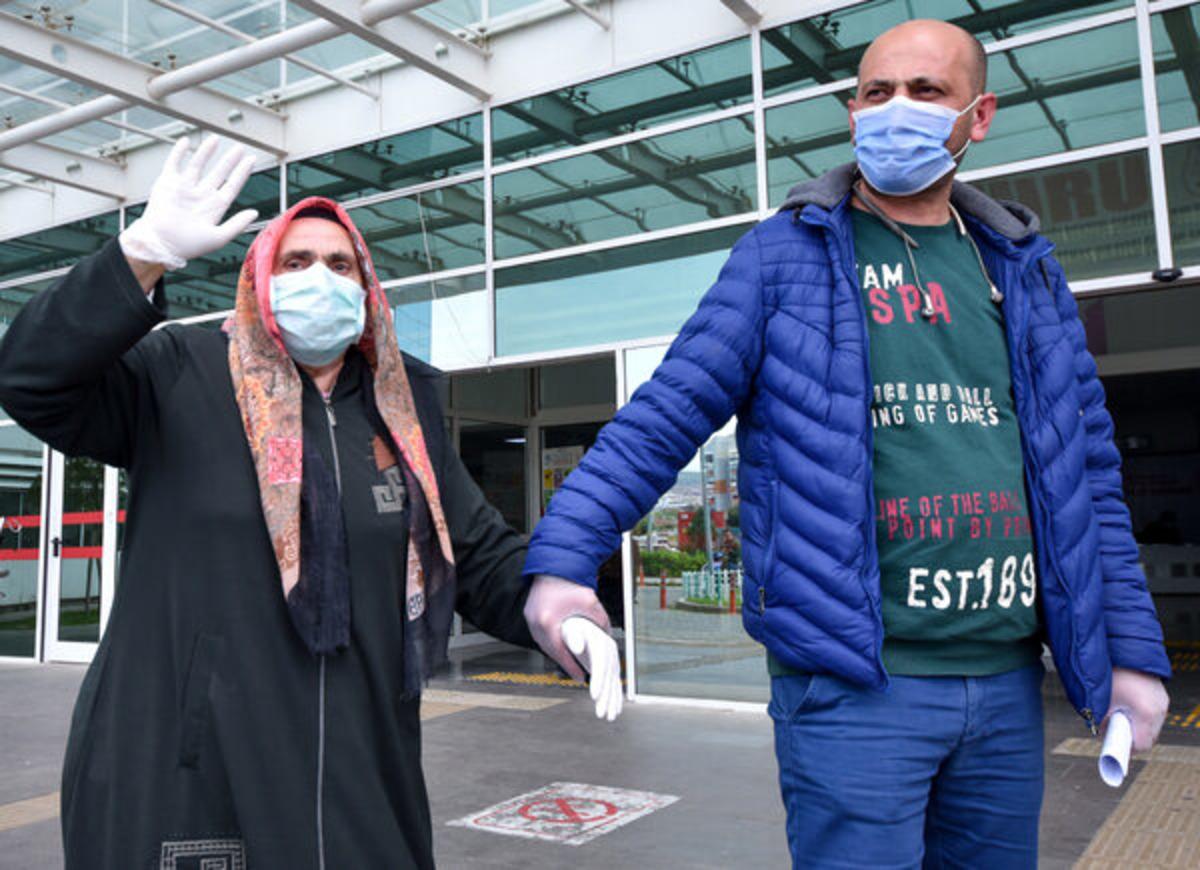 21 g&uuml;n sonra koronavir&uuml;s&uuml; yenen kadın: &Uuml;z&uuml;nt&uuml;l&uuml;y&uuml;m, &ccedil;ift geldim tek gidiyorum