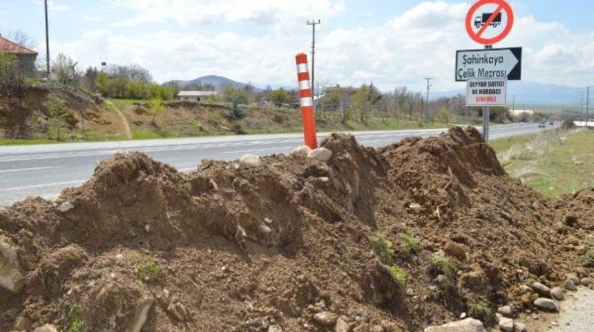 Muhtar, yolları kazarak mahalleye girişi kapattı