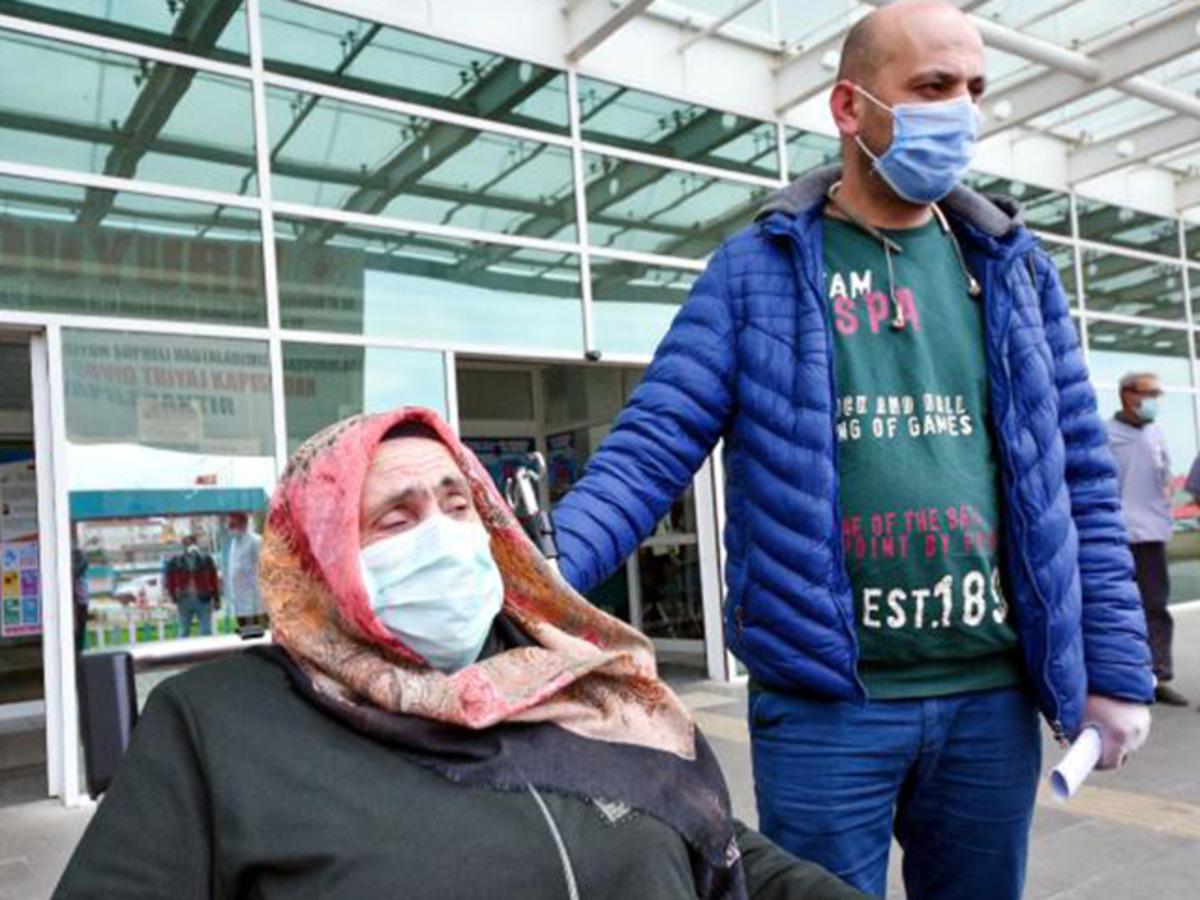 Koronavir&uuml;s&uuml; yendi! Sevinci ve h&uuml;zn&uuml; bir arada yaşadı