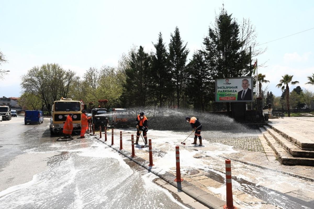 Denizli&rsquo;de korona vir&uuml;se karşı dezenfekte &ccedil;alışmaları devam ediyor