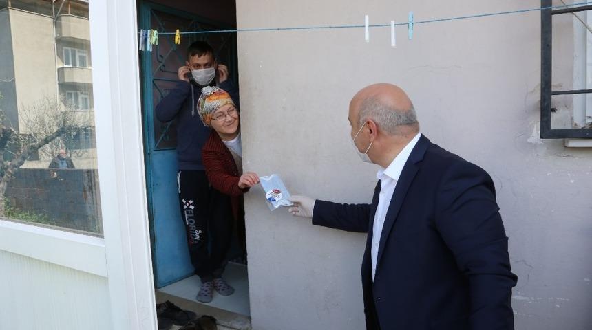 Başkan Bıyık, kapı kapı gezerek &uuml;cretsiz maske dağıttı