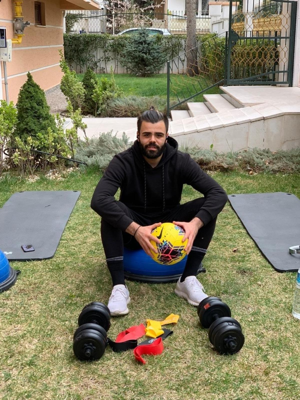 Hasan H&uuml;seyin bah&ccedil;ede &ccedil;alışıyor