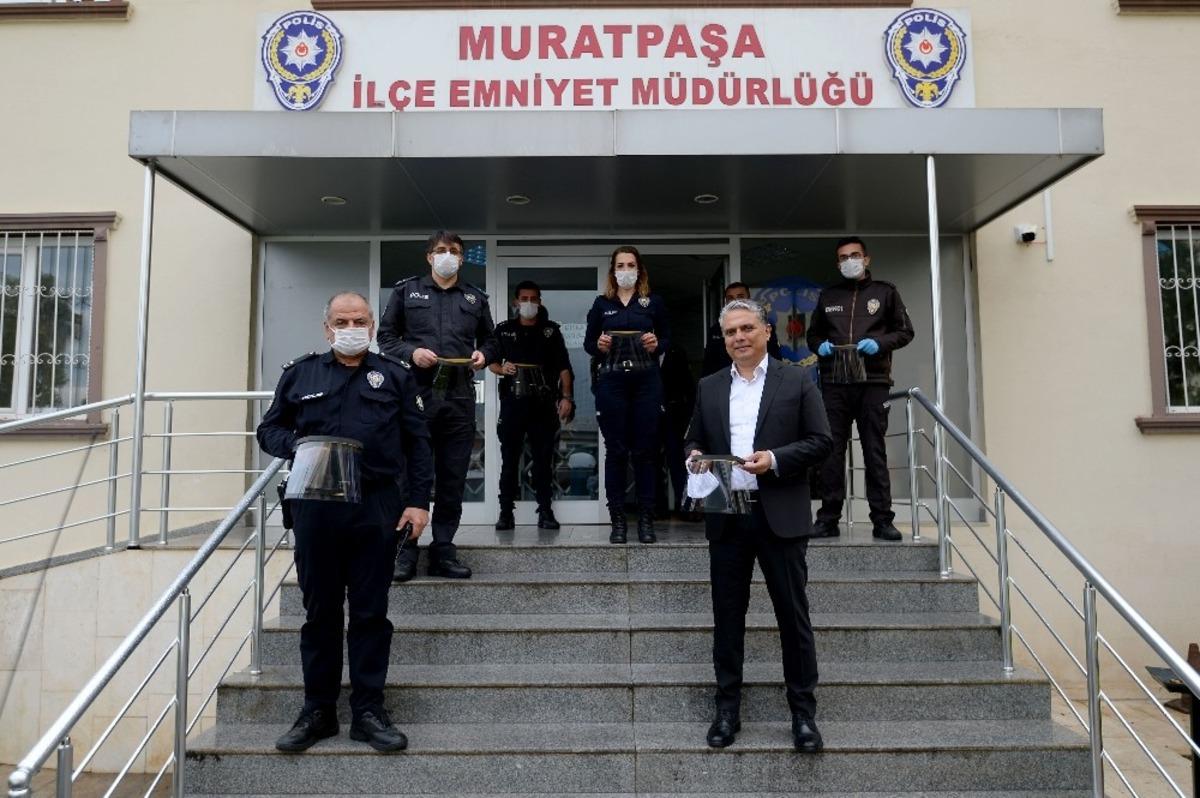 Emniyet g&ouml;revlilerine siperlikli y&uuml;z maskesi