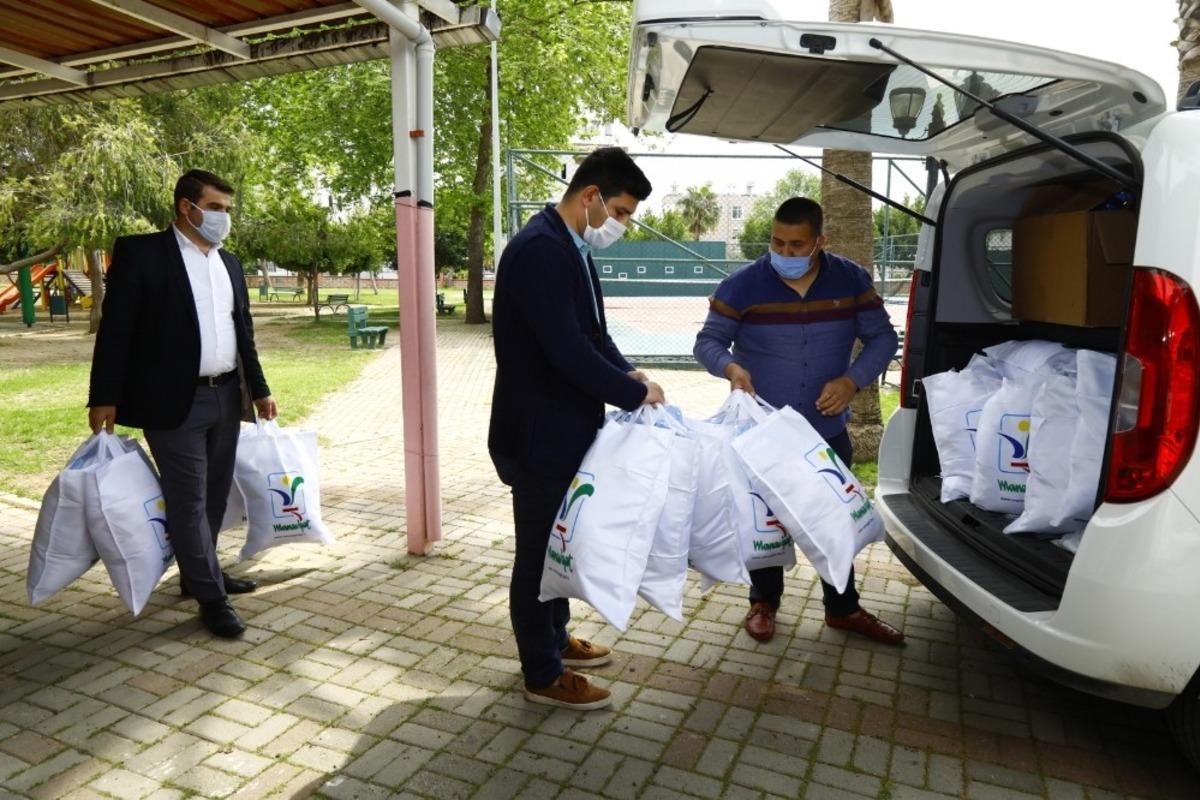 Manavgat Belediyesi maskeleri evlere ulaştırıyor