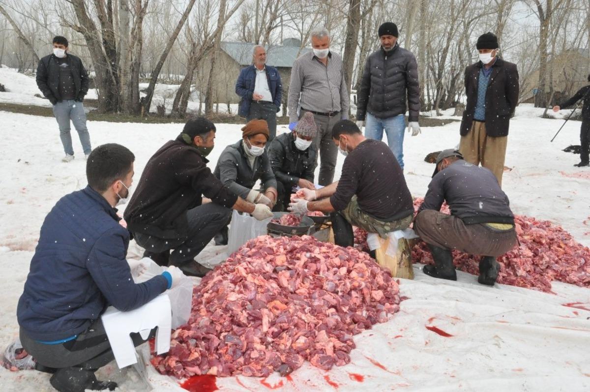Y&uuml;ksekova&rsquo;da koronaya karşı 70 kurban kesilip dua edildi