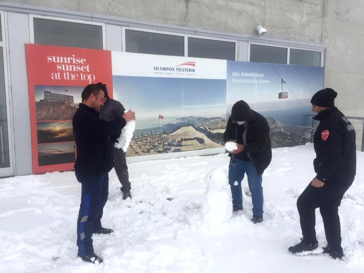 Antalya&rsquo;nın 2 bin 365 metre zirvesine kar d&uuml;şt&uuml;