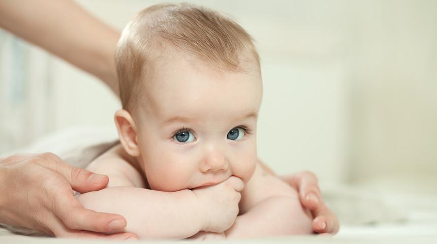 Bebeğiniz s&uuml;rekli parmak emiyorsa sebebi bunlar olabilir!