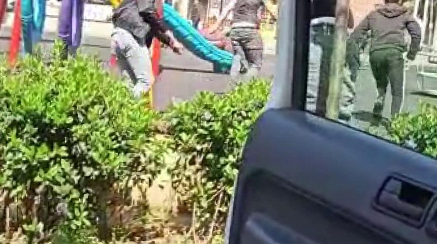 Bursa&rsquo;da 20 yaş altı gen&ccedil;lerin zabıtadan ka&ccedil;ış anı kameraya b&ouml;yle yansıdı