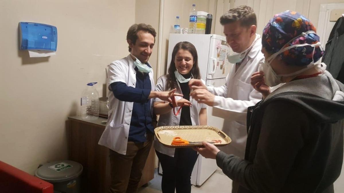 Korona mesaisi yapan doktor &ccedil;ifte acil serviste nişan s&uuml;rprizi