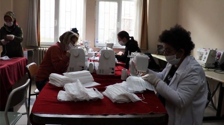 &Ccedil;ınarcık Belediyesi,Halk Eğitim M&uuml;d&uuml;rl&uuml;ğ&uuml; ile birlikte maske &uuml;retiyor