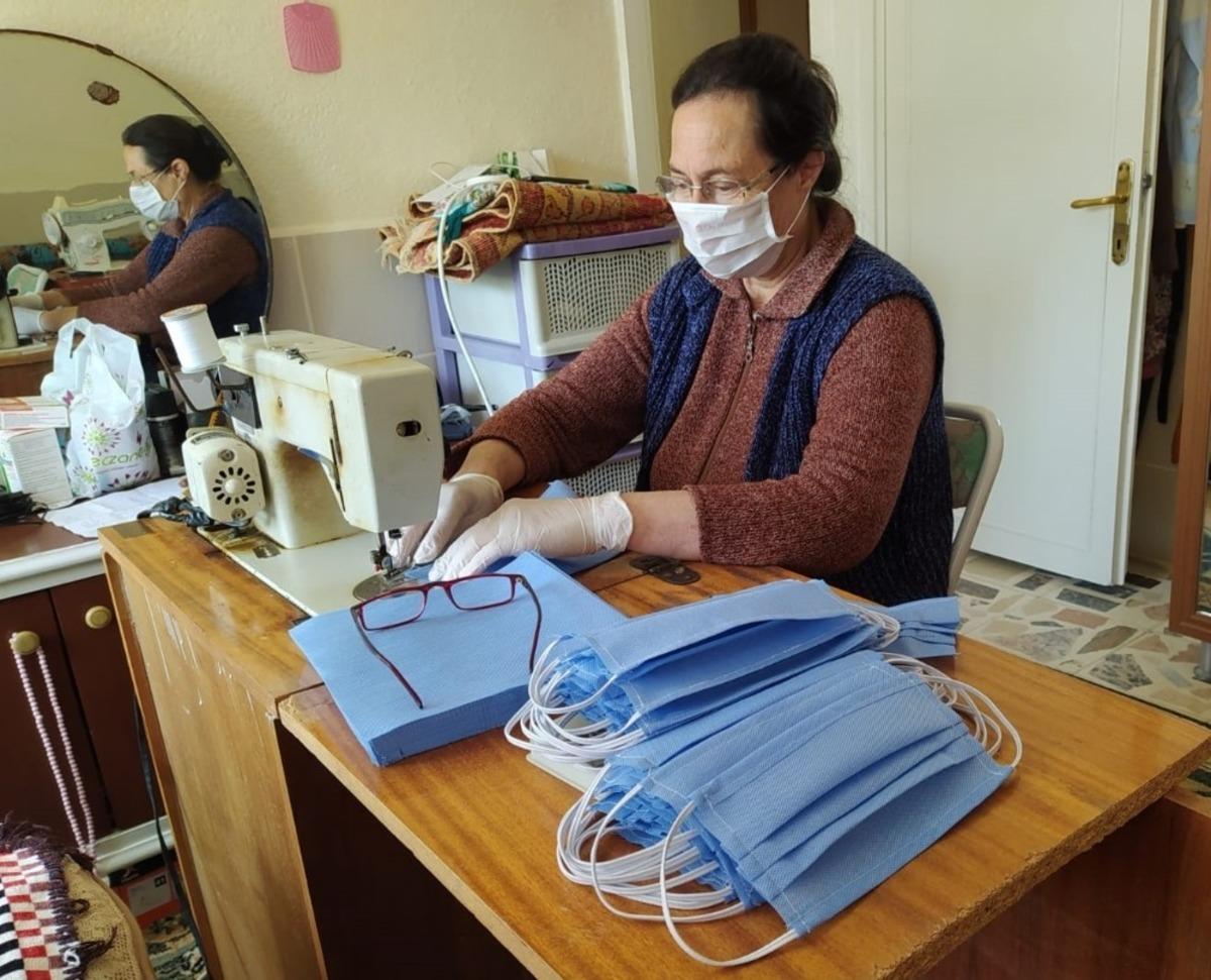 Ko&ccedil;arlı Belediyesi ve kadınlar el ele maske &uuml;retimine başladı