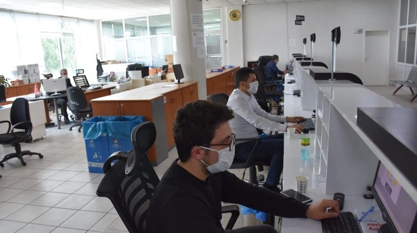 Belediye personeli maske kuralına uyarak hizmet veriyor