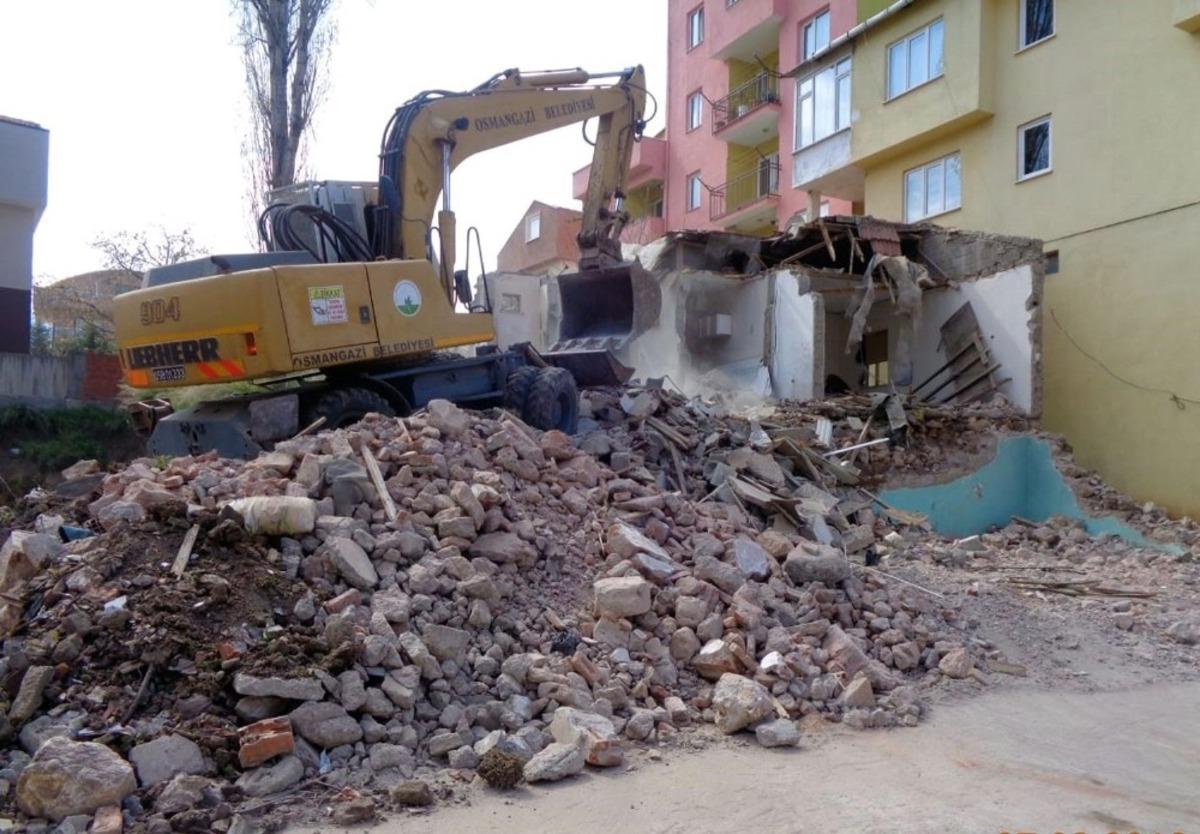 Osmangazi metruk binalardan temizleniyor
