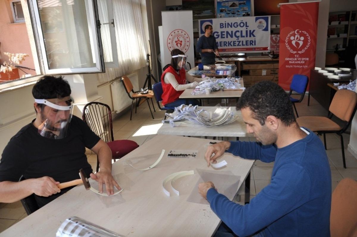 Vali Ekinci," Arkadaşlarımız b&uuml;y&uuml;k bir fedakarlık ile &lsquo;siperli maske&rsquo; &uuml;retimi yapıyor"