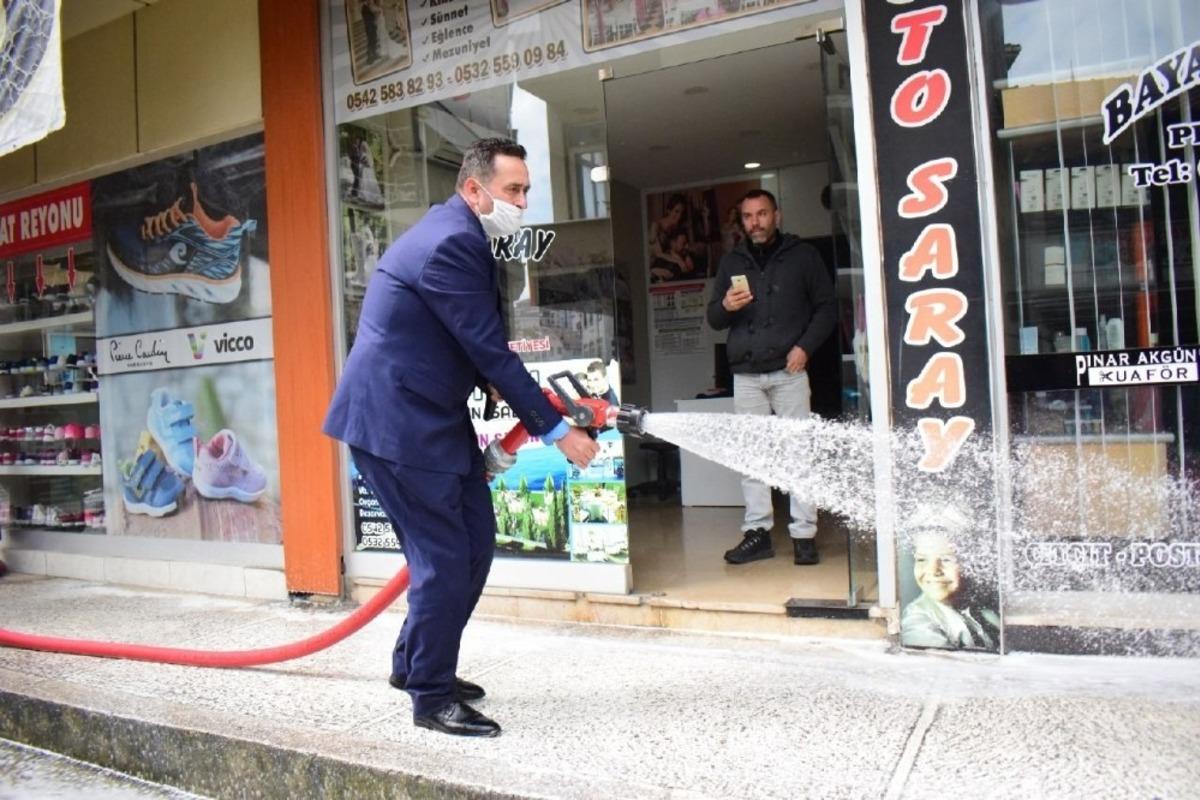 Dezenfekte t&uuml;nelleri kuruldu ve sokaklar yıkandı