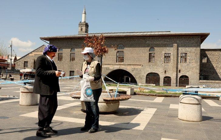 Büyükşehir Belediyesi günlük 61 bin maske dağıtıyor G4