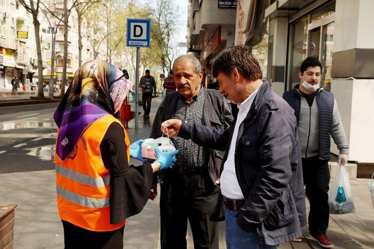 Büyükşehir Belediyesi günlük 61 bin maske dağıtıyor G5