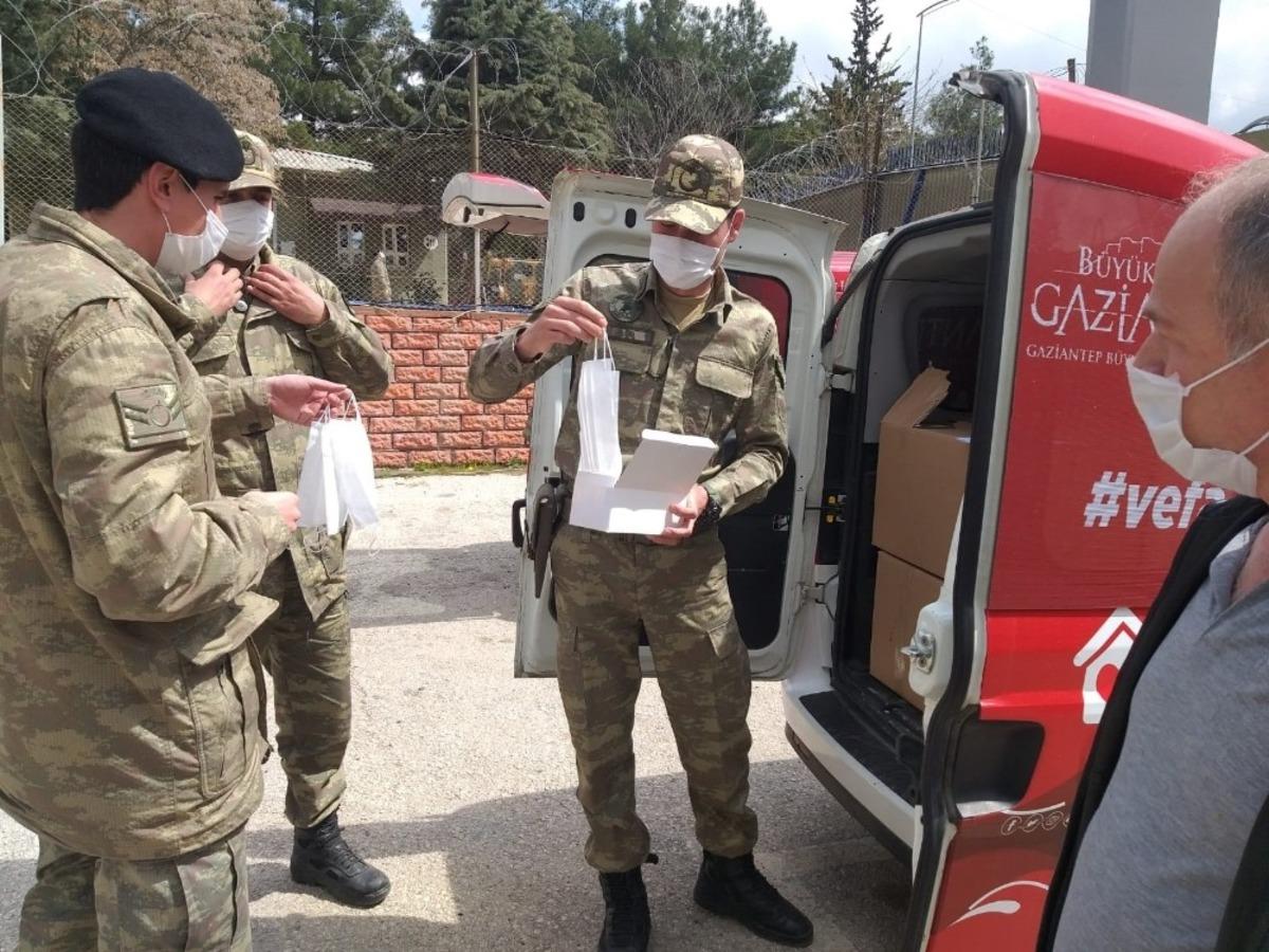 Mehmet&ccedil;iğe maske desteği