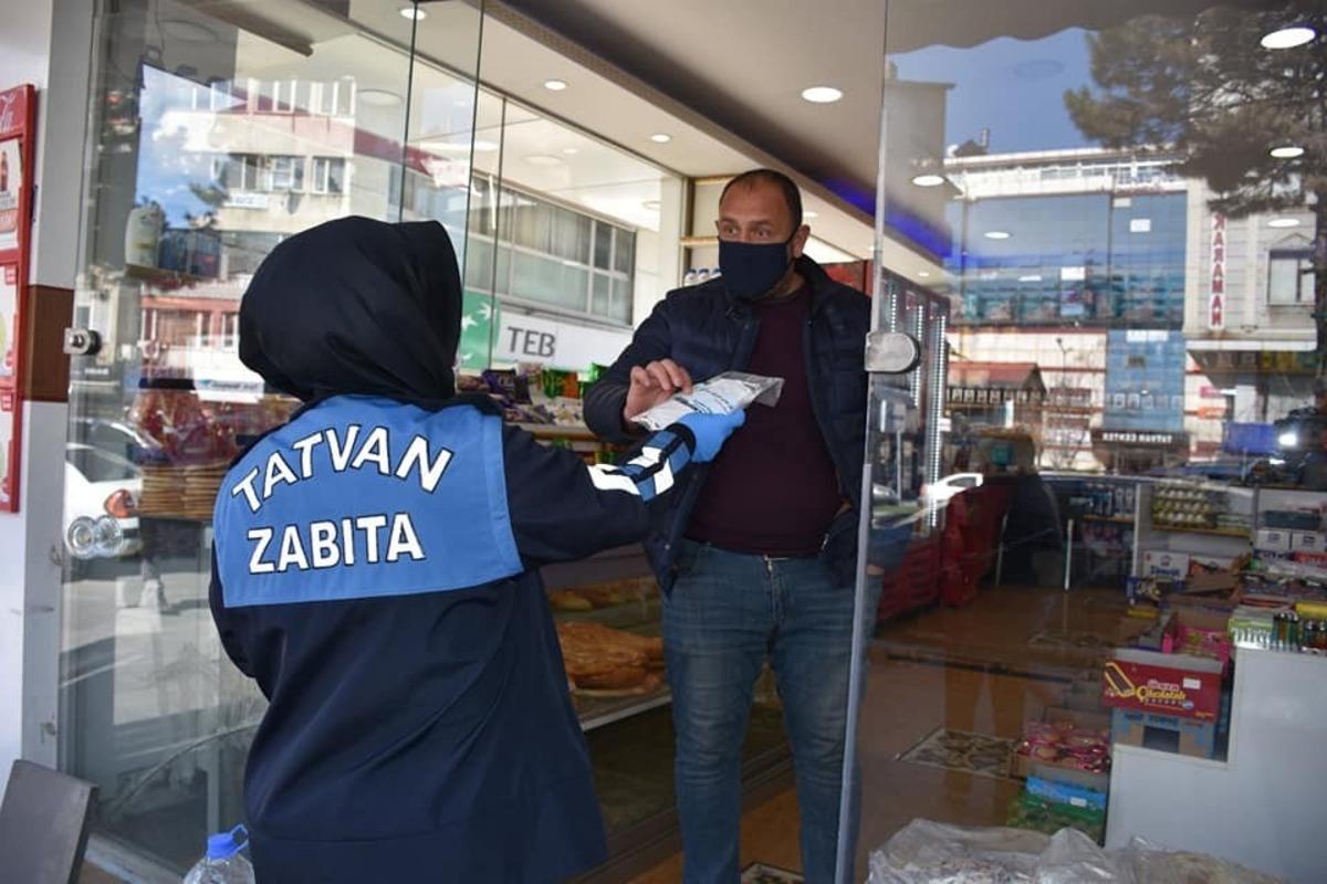 Tatvan Belediyesinden esnafa &uuml;cretsiz maske dağıtımı