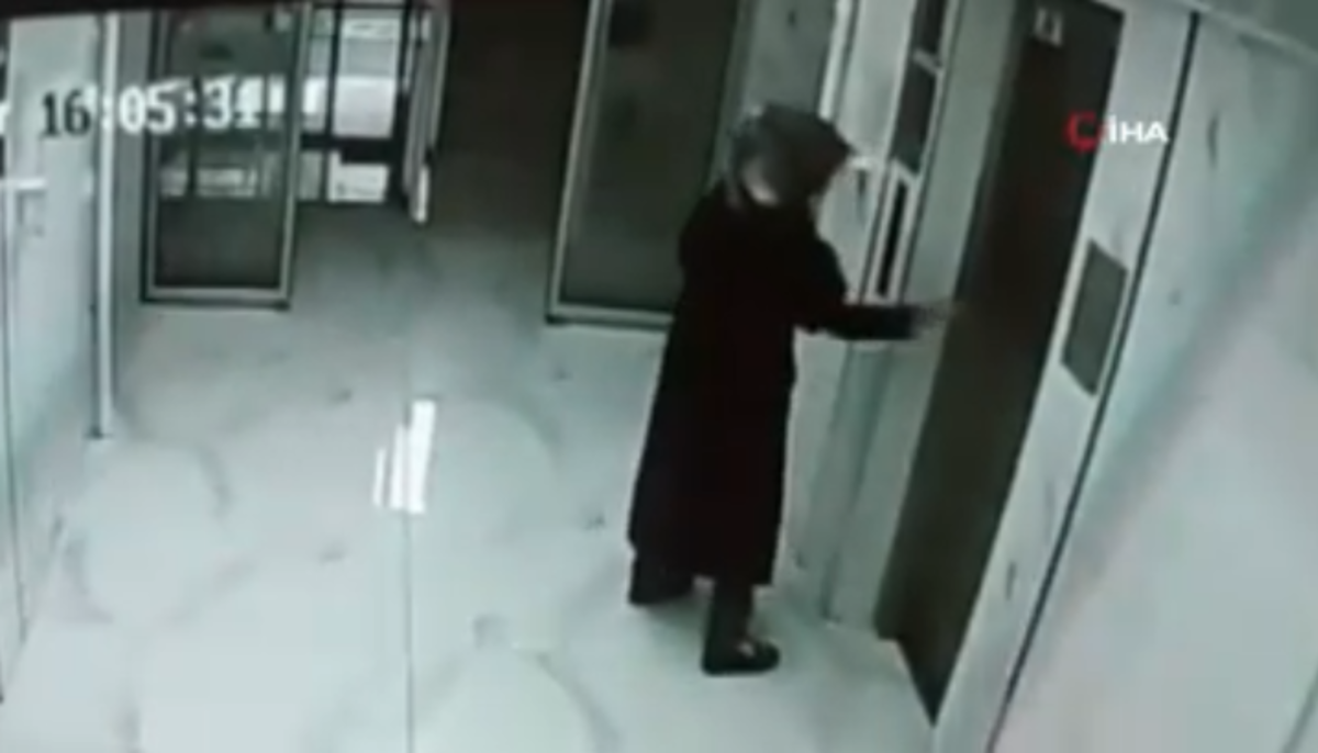 Binalara girip elindeki sıvıyı her yere s&uuml;rd&uuml;! Polis o kadının peşinde