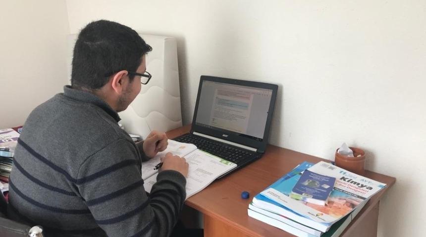 Kaymakamdan lise &ouml;ğrencisine bilgisayar ve internet