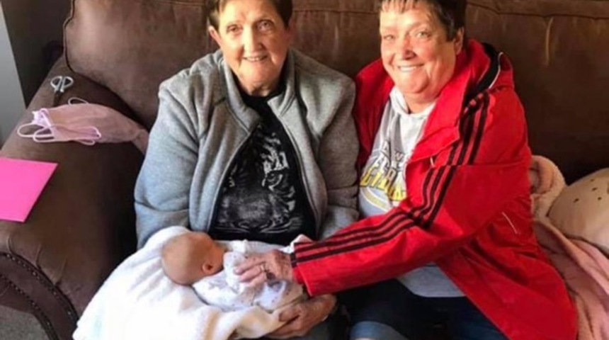 Her şeyi birlikte yapan 66 yaşındaki ikiz kız kardeşler koronavir&uuml;s nedeniyle birlikte &ouml;ld&uuml;