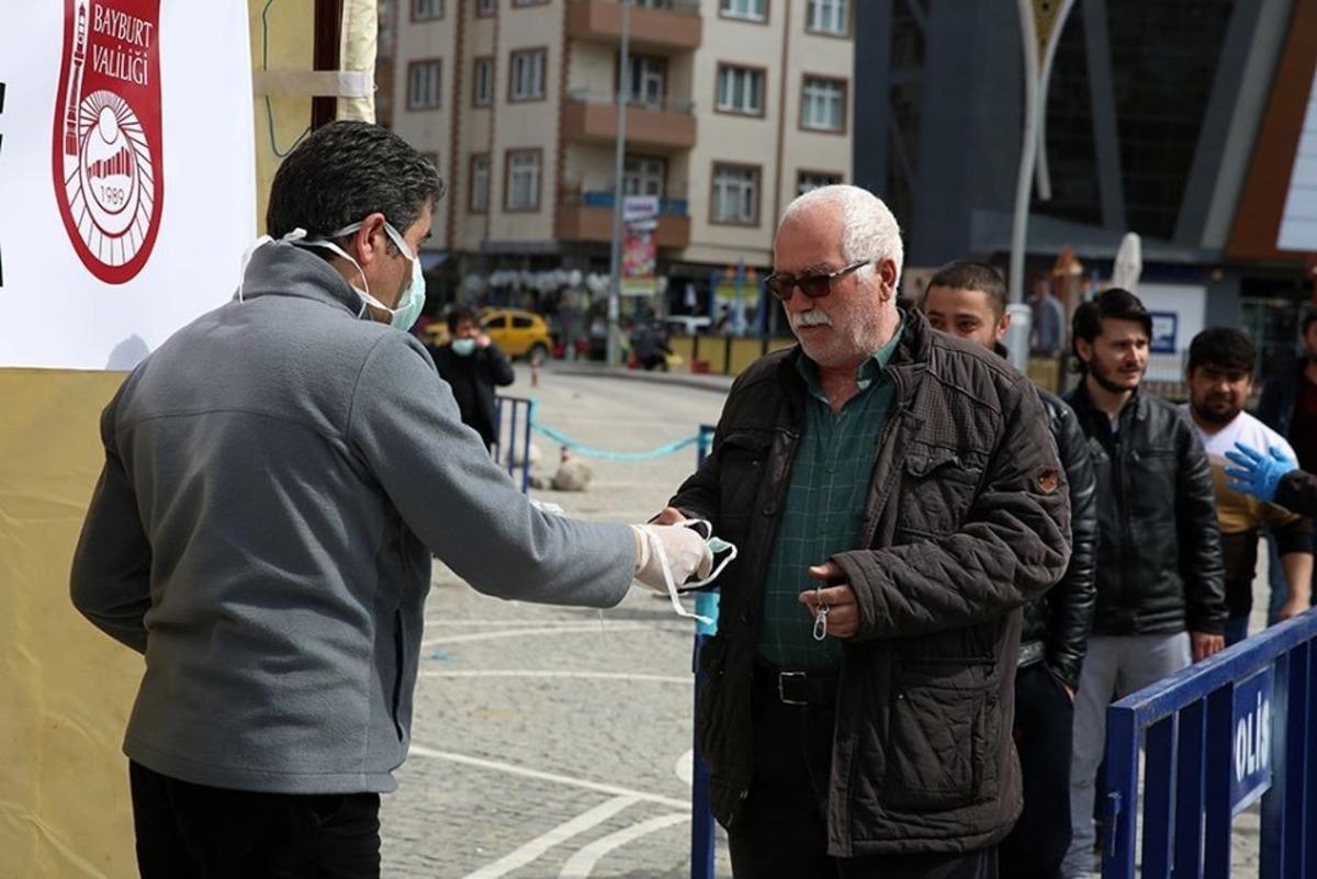 Bayburt&rsquo;ta vatandaşlara &uuml;cretsiz maske dağıtıldı