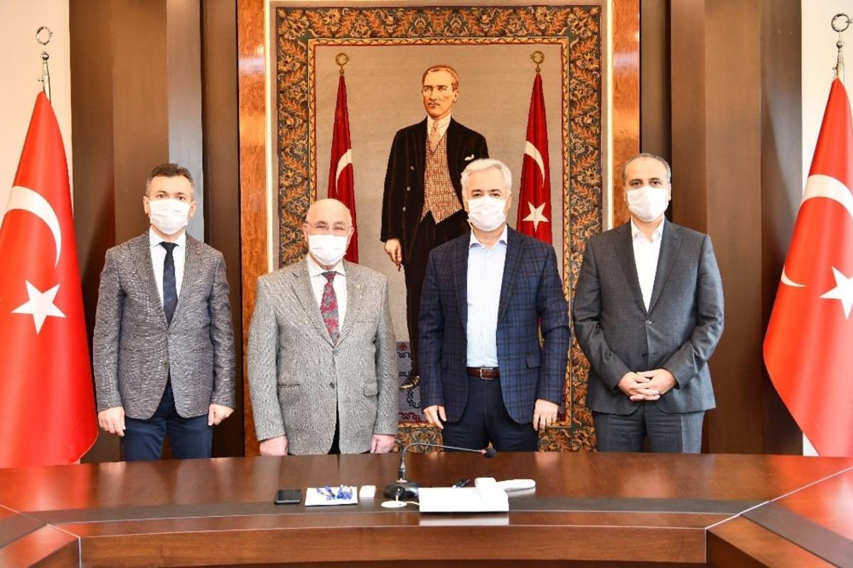 Hayırsever iş adamı Şener, 6 gayrimenkul&uuml;n&uuml; eğitim i&ccedil;in bağışladı