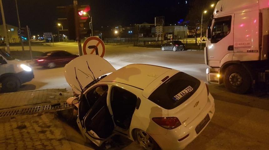 Kontrolden çıkan otomobil su kanalına çarptı: 4 yaralı