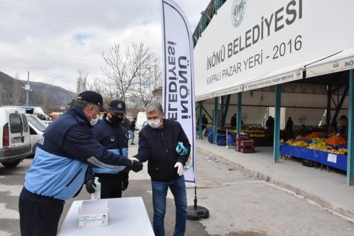 İn&ouml;n&uuml;&rsquo;de &uuml;cretsiz maske dağıtımı aralıksız devam ediyor