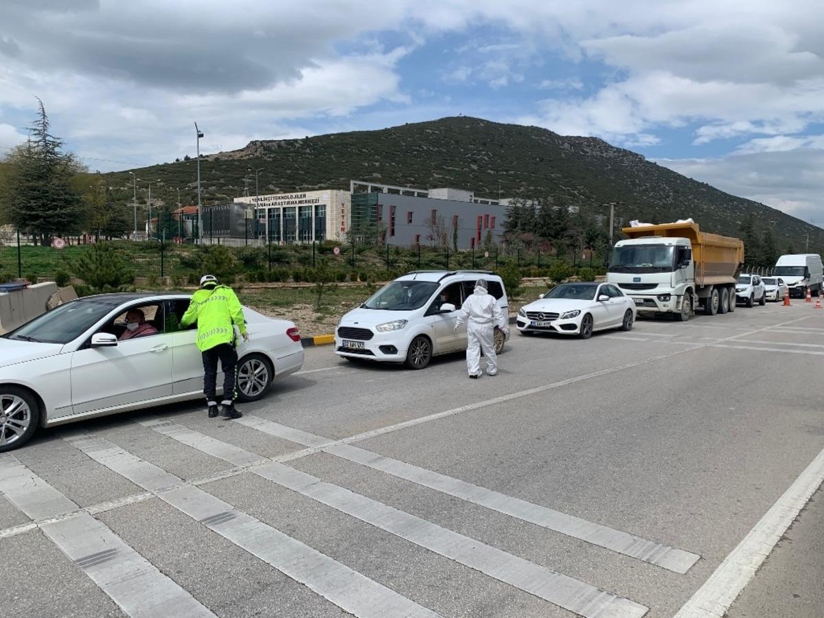 Isparta&rsquo;ya girişlerde ev izolasyon taahh&uuml;t formu imzalattırılıyor