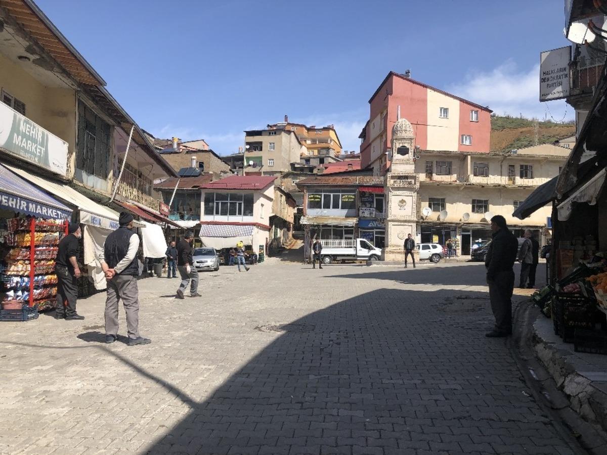 Hizanlı esnaf iş yapamayınca sosyal mesafeyi koruyarak top oynadı