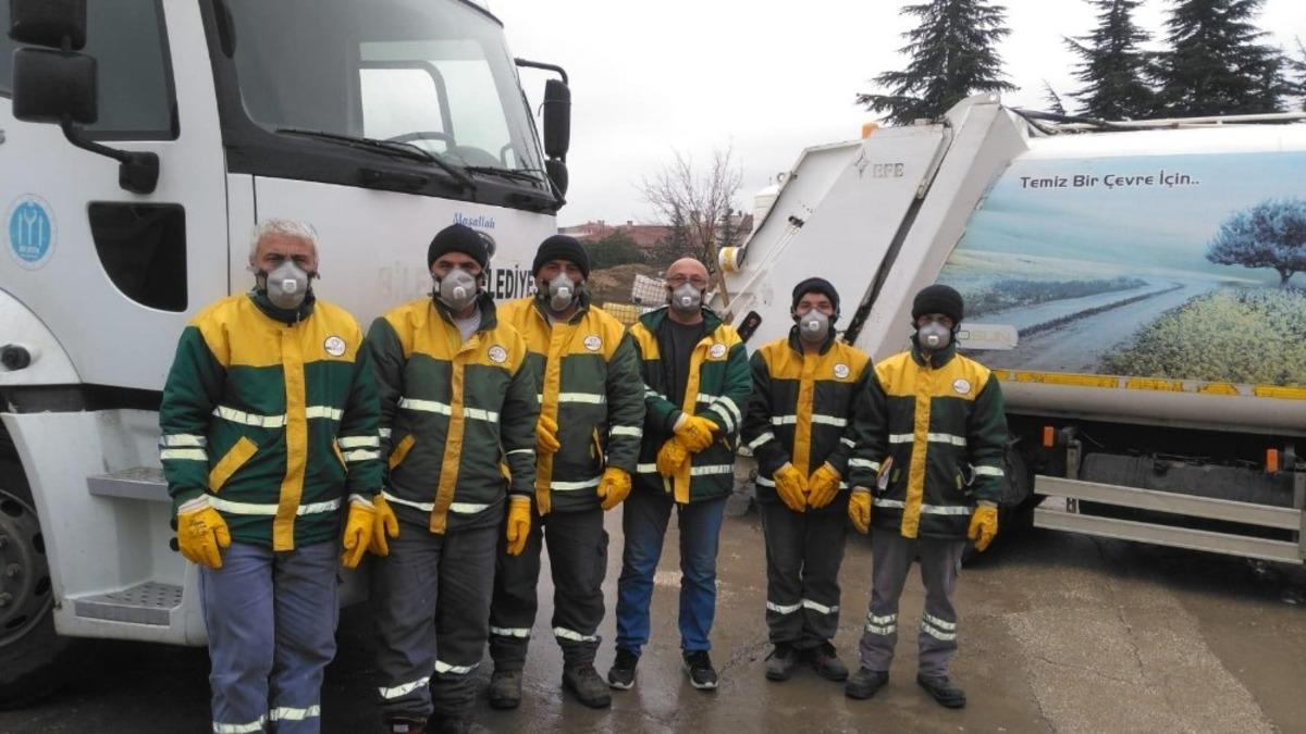 &Ccedil;&ouml;p toplama hizmetini y&uuml;r&uuml;ten iş&ccedil;iler gecesinin g&uuml;nd&uuml;z&uuml;ne katıyor