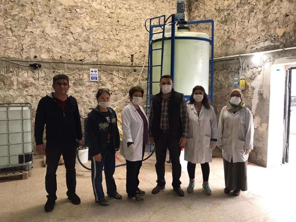Fabrika gibi okul dezenfektan &uuml;retimini s&uuml;rd&uuml;r&uuml;yor