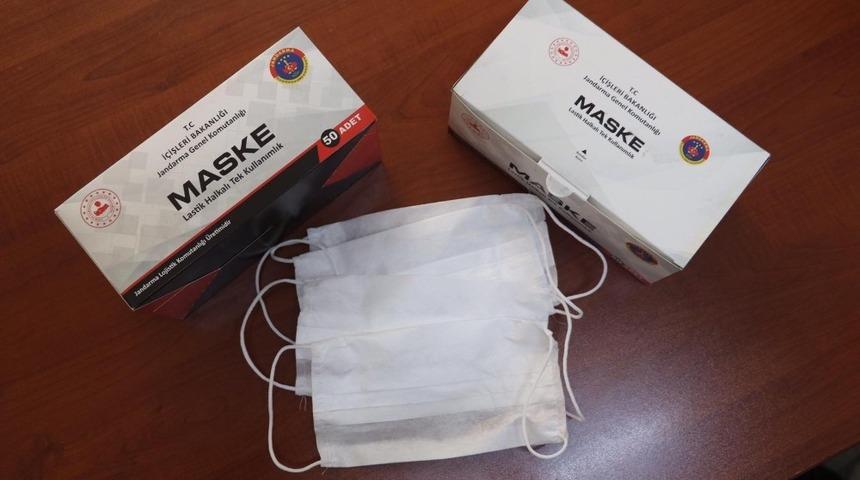 Jandarmadan cerrahi maske dağıtımı