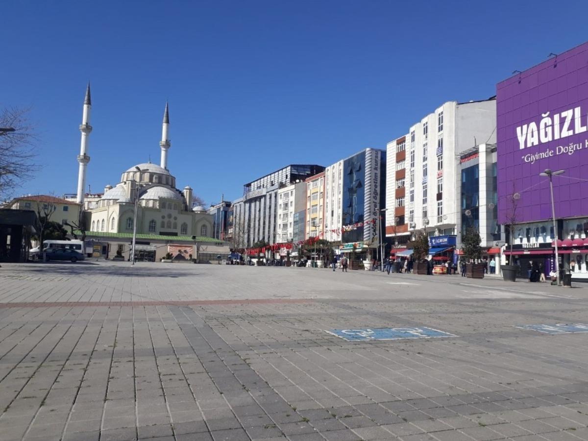 Esenler&rsquo;de vir&uuml;se &ouml;zel tedbir: İşlek cadde ve meydanı yaya trafiğine kapatıldı